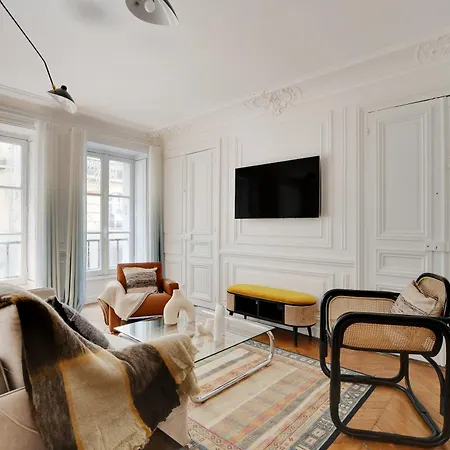 Parisian Luxury & Charm - St Germain Apartment